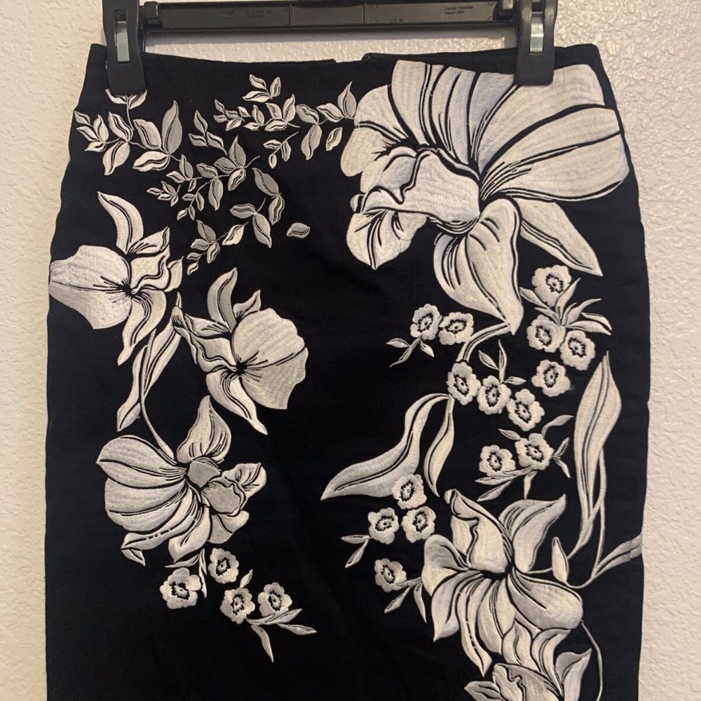 White House Black Market Embroidered Hawaiian Floral Pencil Skirt Womens Size 00